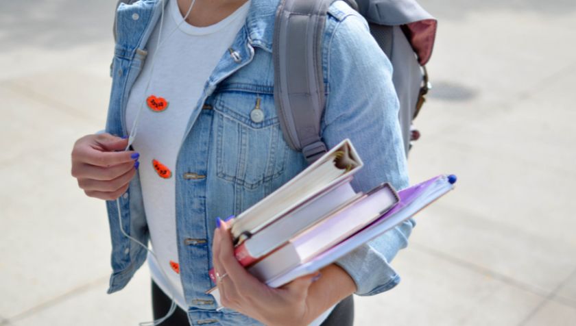 Studentin mit Büchern im Arm